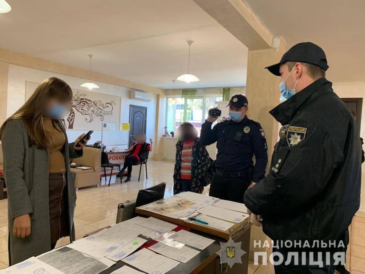 Працівників мукачівського автовокзалу викрили на торгівлі фальшивими ковід-тестами