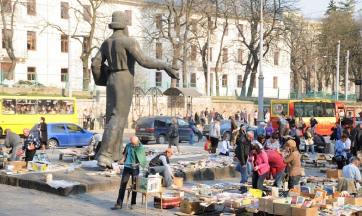 Суд оштрафував львівського пенсіонера за продаж георгіївської стрічки