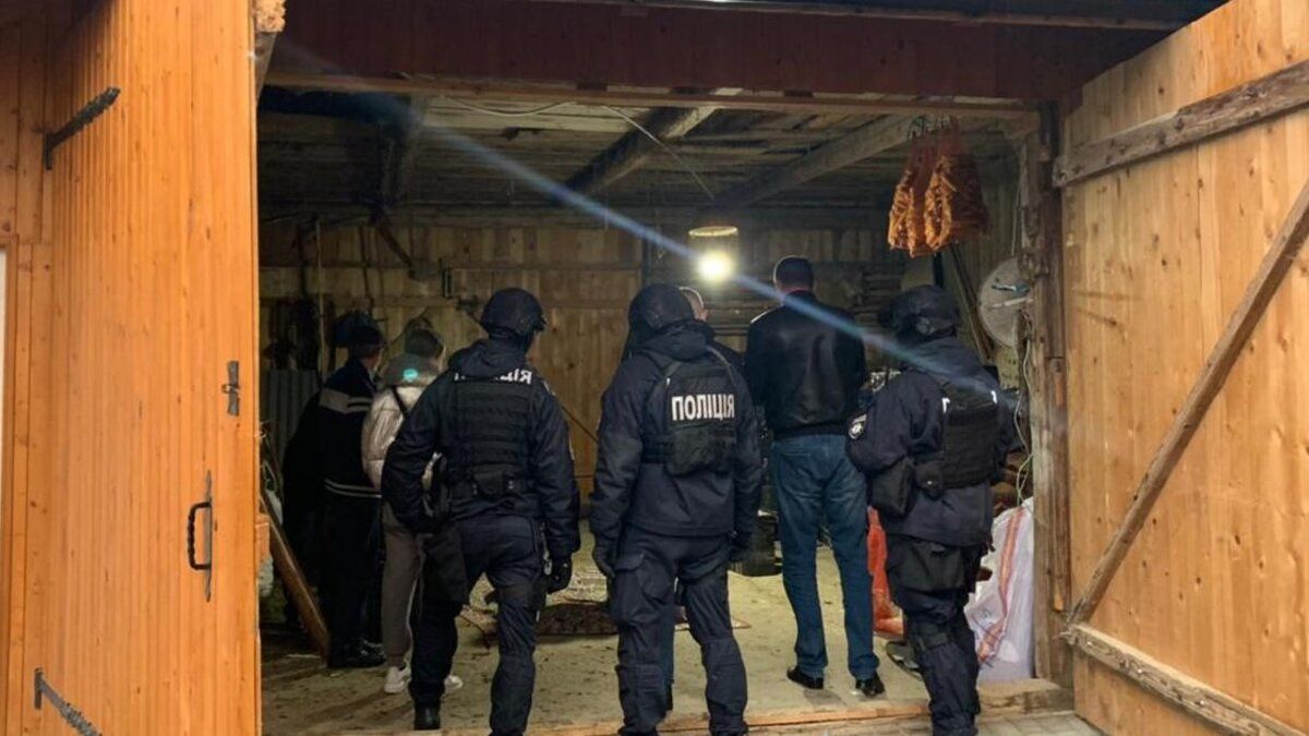 У мешканців прикордонного села на Буковині вилучили сигарет на 1 млн грн