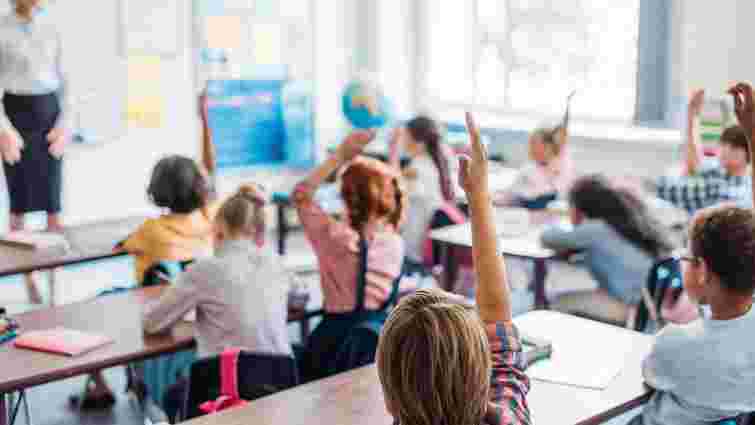 У школах Рівненщини відсторонено від роботи 822 невакцинованих учителя