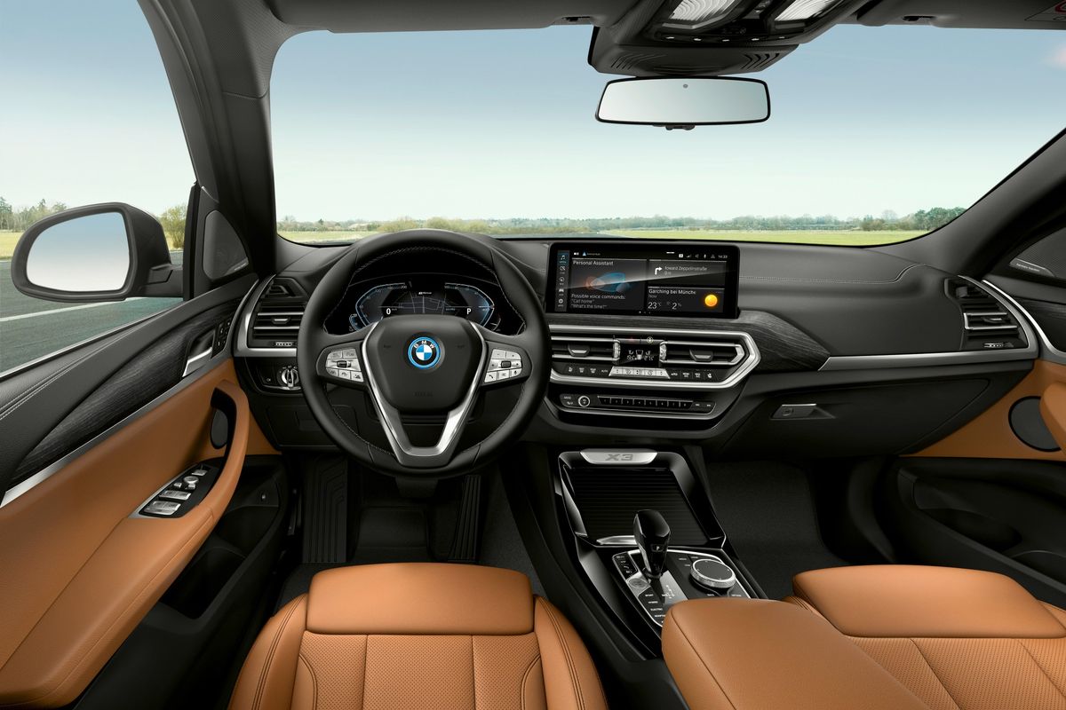 BMW продаватиме нові автомобілі без сенсорних екранів через дефіцит чіпів
