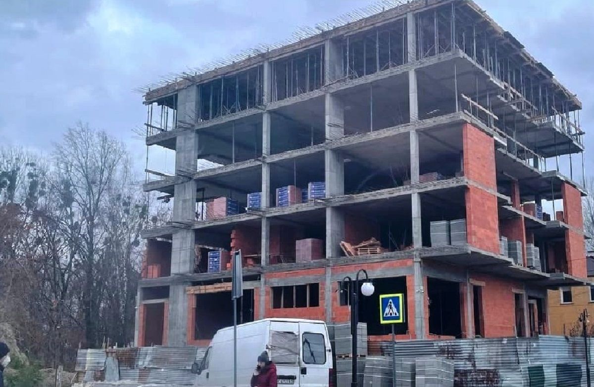 Мерія закликала не купувати квартири у незаконному будинку в Рудному
