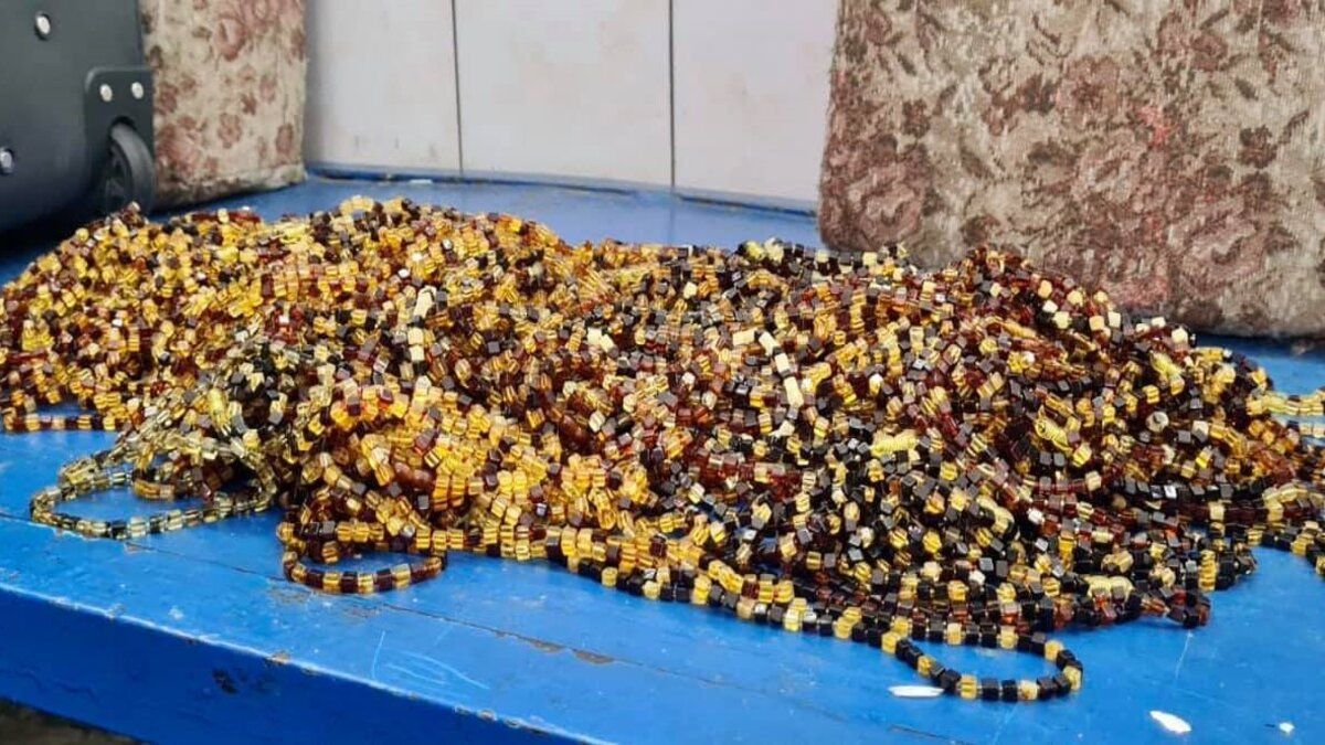 Чернівецькі прикордонники вилучили у туриста 10 кг бурштинових намистин