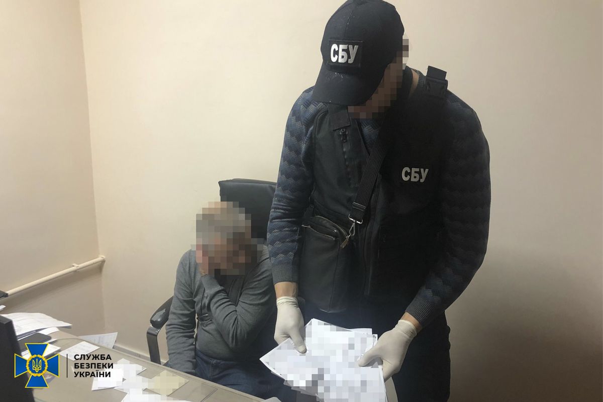 Лікар у Дніпрі виготовляв по 30 фальшивих ковід-сертифікатів щодня