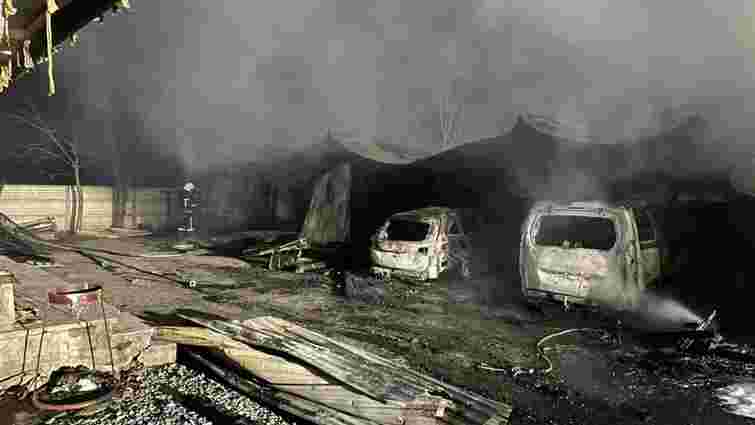 У масштабній пожежі на околиці Калуша згоріли вісім авто