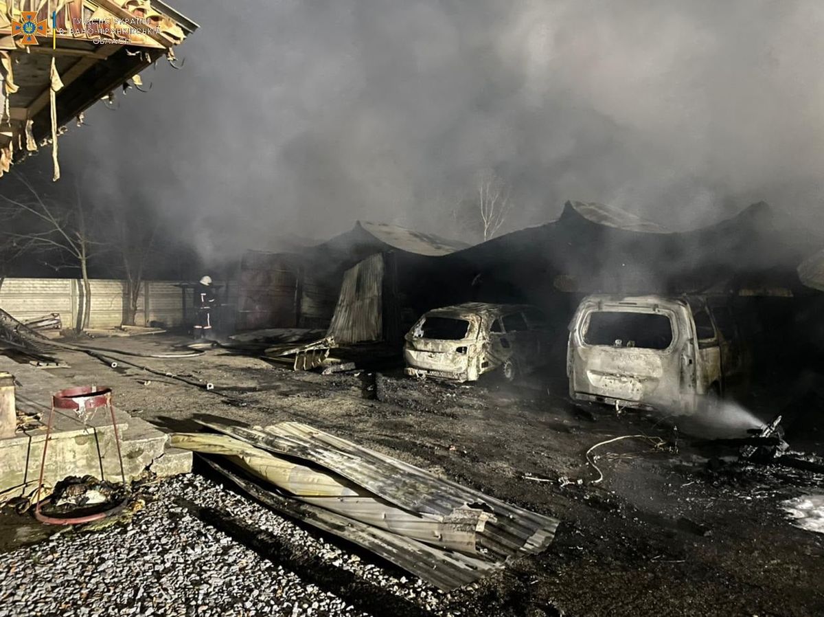 У масштабній пожежі на околиці Калуша згоріли вісім авто