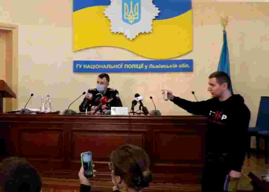 22 лютого Остап Стахів (справа) зірвав брифінг нового начальника ГУ Нацполіції Львівщини Олександра Шляховського (в центрі) 22 лютого Остап Стахів (справа) зірвав брифінг нового начальника ГУ Нацполіції Львівщини Олександра Шляховського (в центрі)