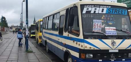 На Львівщині заборонили невакцинованим їздити приміським транспортом 