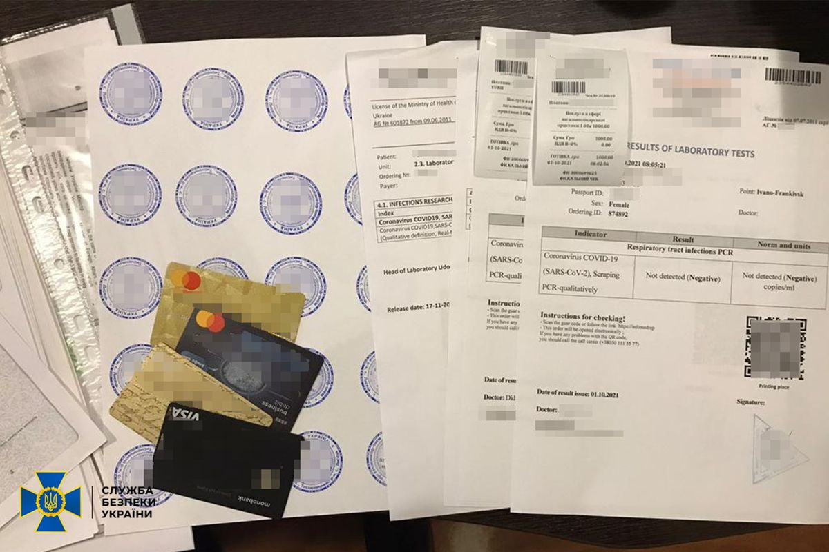 Франківський власник мережі турагенцій масово виготовляв фейкові ПЛР-тести

