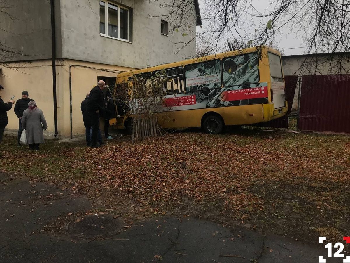 У Луцьку 45-річний водій маршрутки в'їхав у житловий будинок
