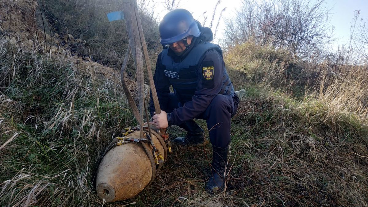 У селі на Рівненщині тракторист випадково виорав 70-кілограмову бомбу
