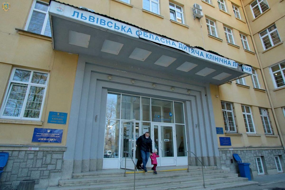 Львівські гінекологи видалили 14-річній дівчинці кісту вагою 3 кг 