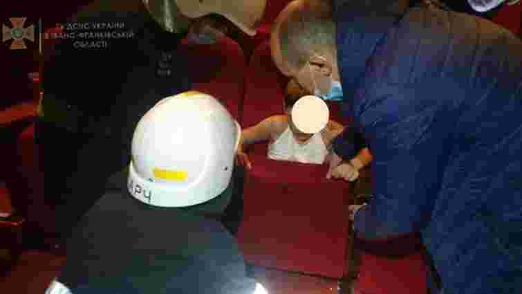 Франківські рятувальники звільнили хлопчика, який застряг у кріслі кінотеатру