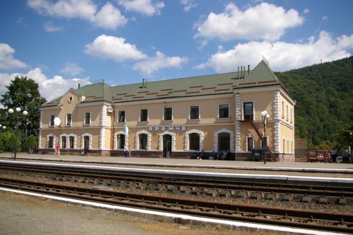 Біля Яремча приміський потяг наїхав на 31-річного чоловіка
