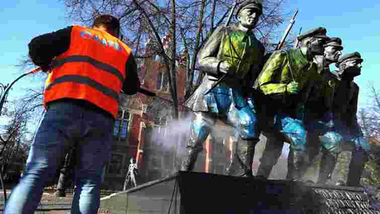 Поліція затримала українця, який розмалював пам’ятник Пілсудському у Кракові