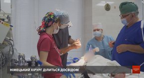 У Львові відомий німецький пластичний хірург безкоштовно оперує дітей