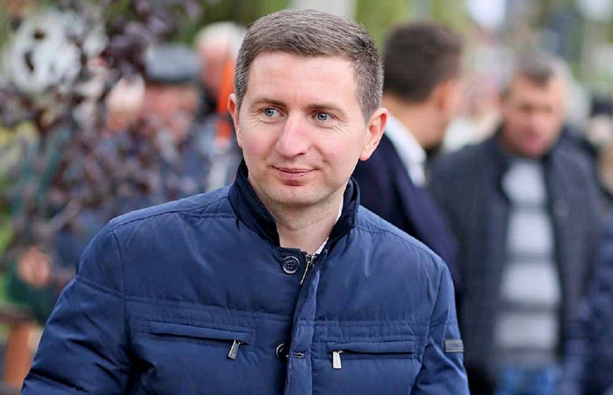 Who is Mr. Стахів?