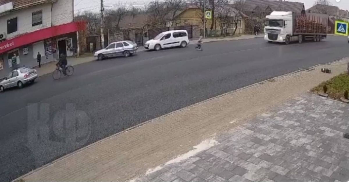 Неподалік Калуша лісовоз збив 14-річного підлітка на самокаті
