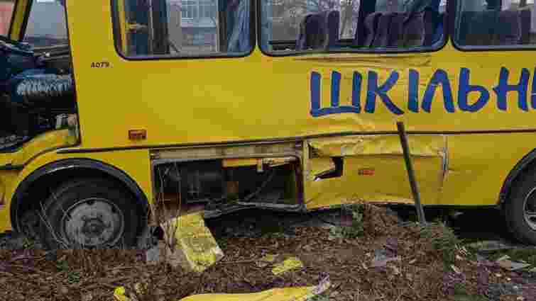 На Львівщині вантажівка в’їхала у шкільний автобус