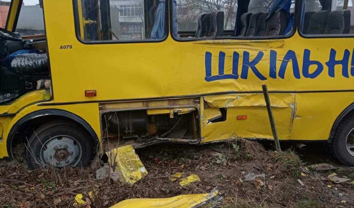 На Львівщині вантажівка в’їхала у шкільний автобус з дітьми