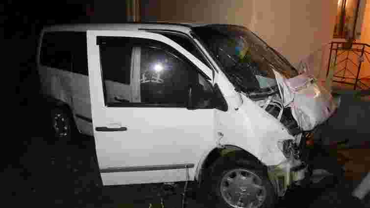 У ДТП із мікроавтобусом у Надвірній загинув 39-річний пасажир припаркованого авто