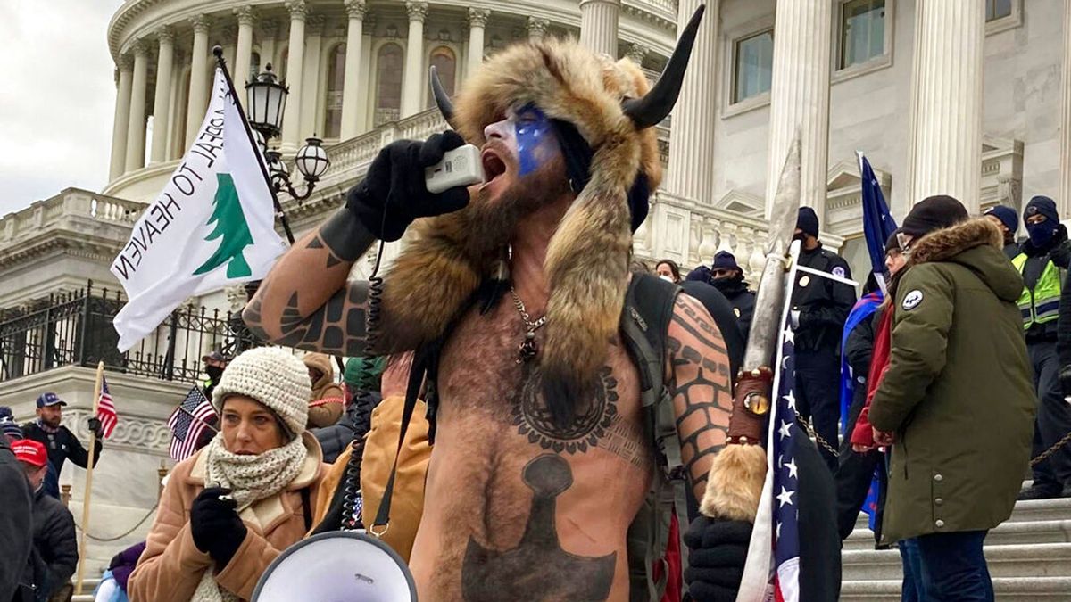 «Шаман QAnon» отримав 3,5 років в’язниці за штурм Капітолію США