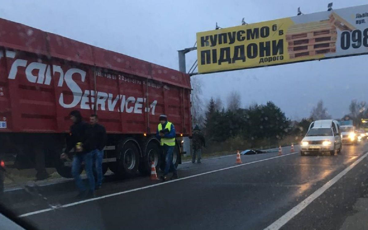 Біля Сокільників вантажівка на смерть збила невідомого чоловіка