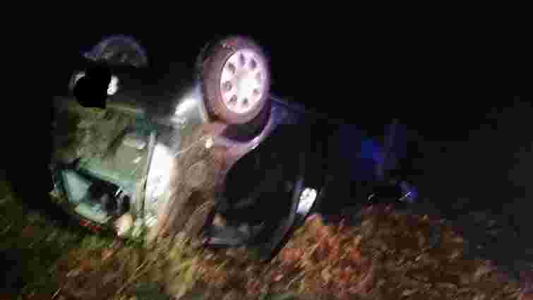 39-річна водійка Mitsubishi Colt перекинулась на дах біля Стрия
