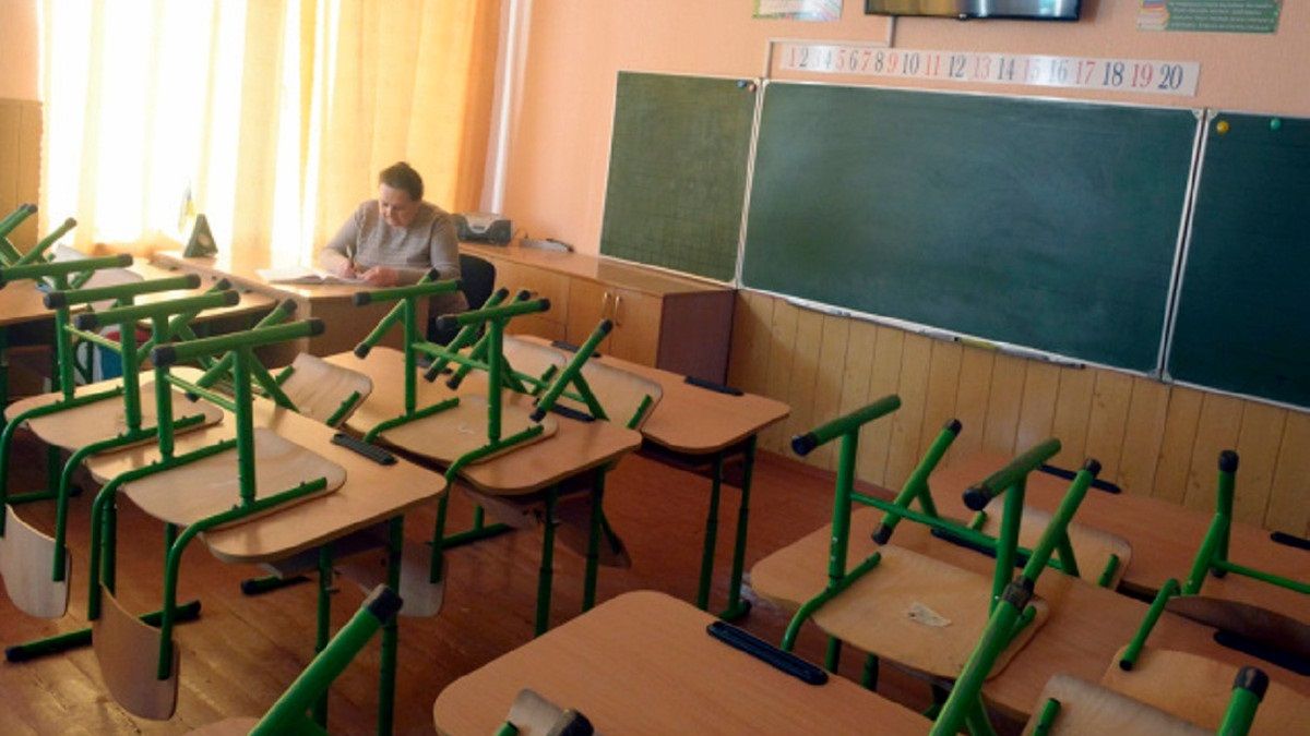 На Львівщині відсторонили від роботи 850 невакцинованих освітян