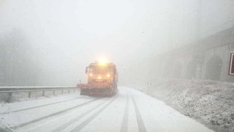 Гірські траси на Закарпатті почали розчищати від снігу