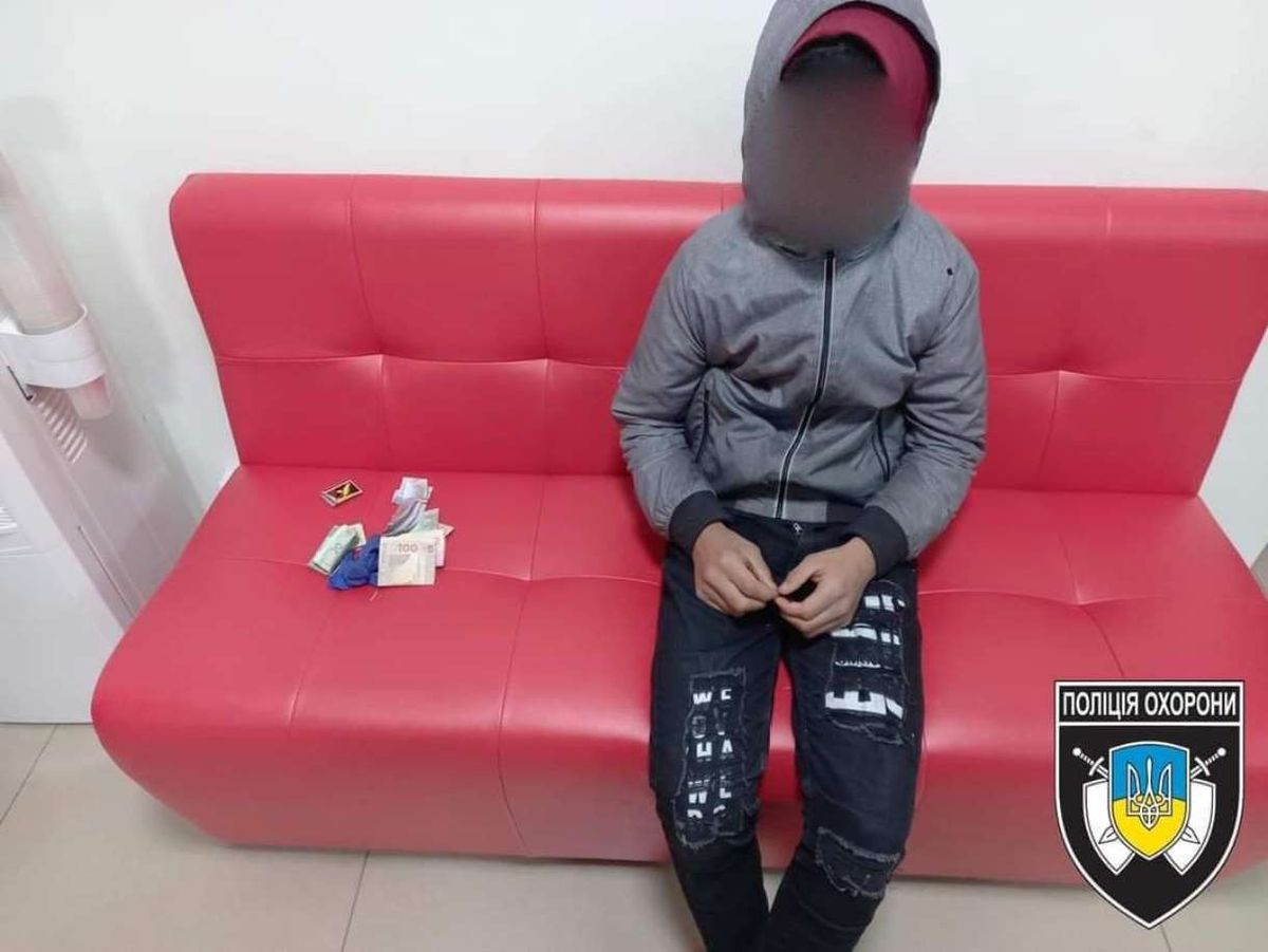 Ужгородський злодій викликав поліцію, бо не зміг вийти з пограбованого приміщення