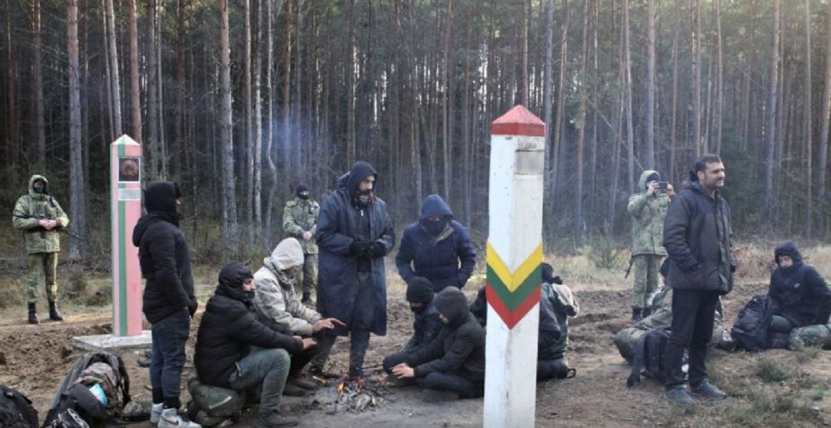 Нелегалів на кордон з Литвою привезли військовими вантажівками з Мінська