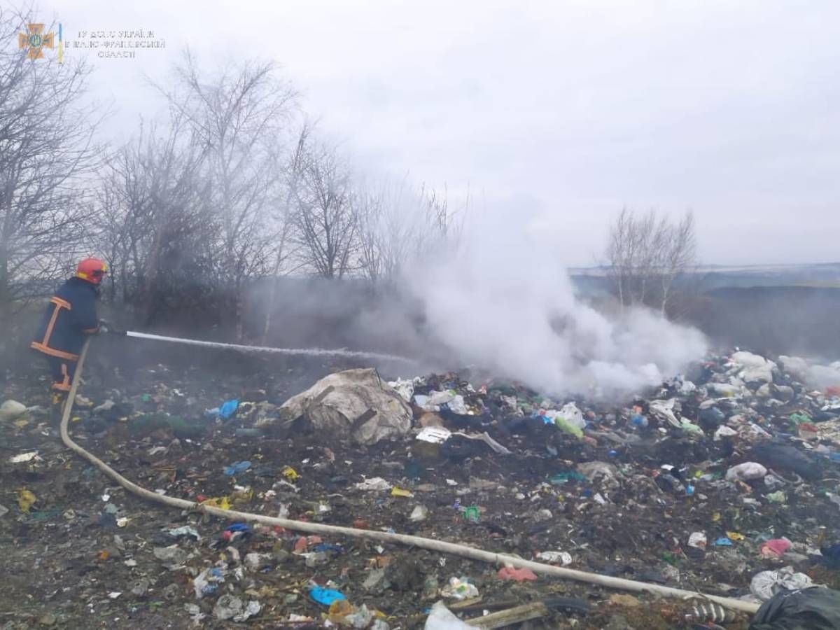 На сміттєзвалищі біля Франківська вдруге за місяць виникла пожежа
