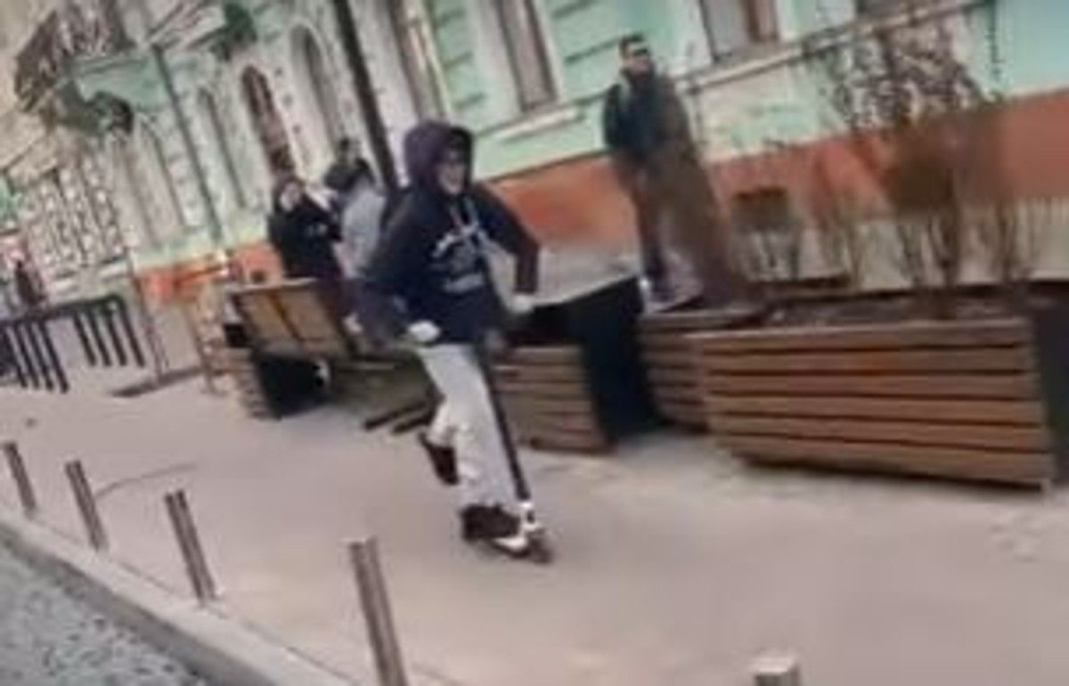 Поліція оголосила у розшук підлітка за збитий самокатом обмежувач руху