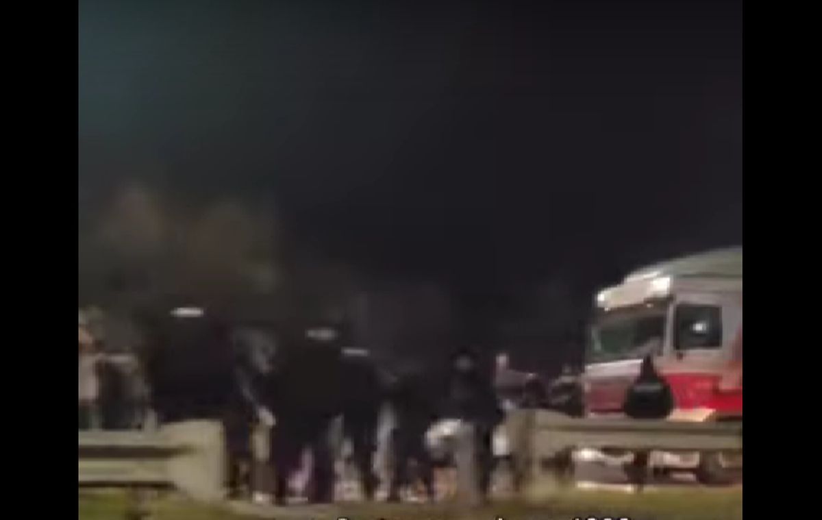 Невакциновані пасажири автобуса перекрили трасу біля Рівного