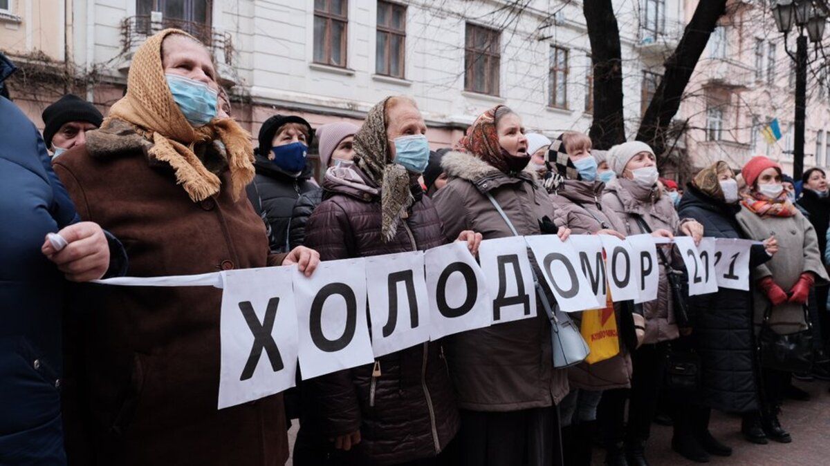Мешканці сіл влаштували пікет біля Чернівецької ОДА через відключення газу