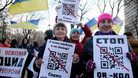 Антивакцинатори вийшли на мітинг з QR-кодами «Единой России». Фото дня