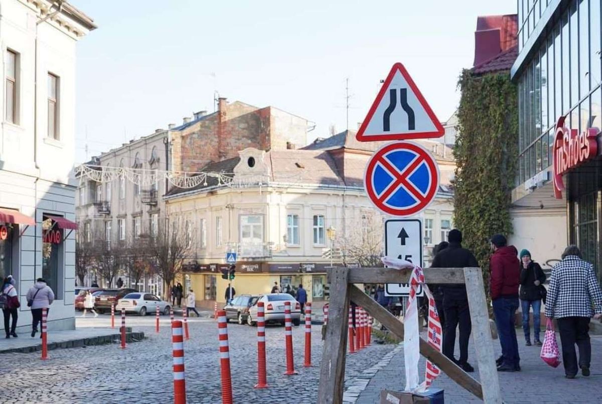 У центрі Ужгорода встановили антипаркувальні стовпчики 