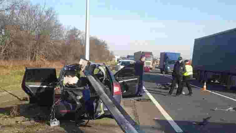 47-річний водій Skoda Octavia врізався у відбійник біля Стрия і загинув