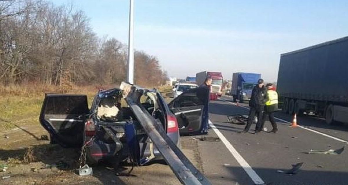 47-річний водій Skoda Octavia врізався у відбійник біля Стрия і загинув