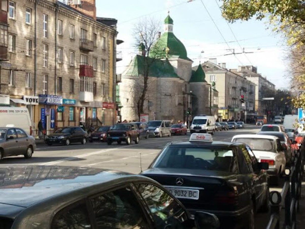 У Тернополі неповнолітній викрав таксі, поки водій спав