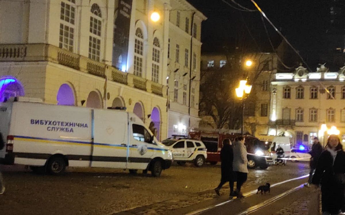 У туалеті львівської Ратуші знайшли муляж гранати