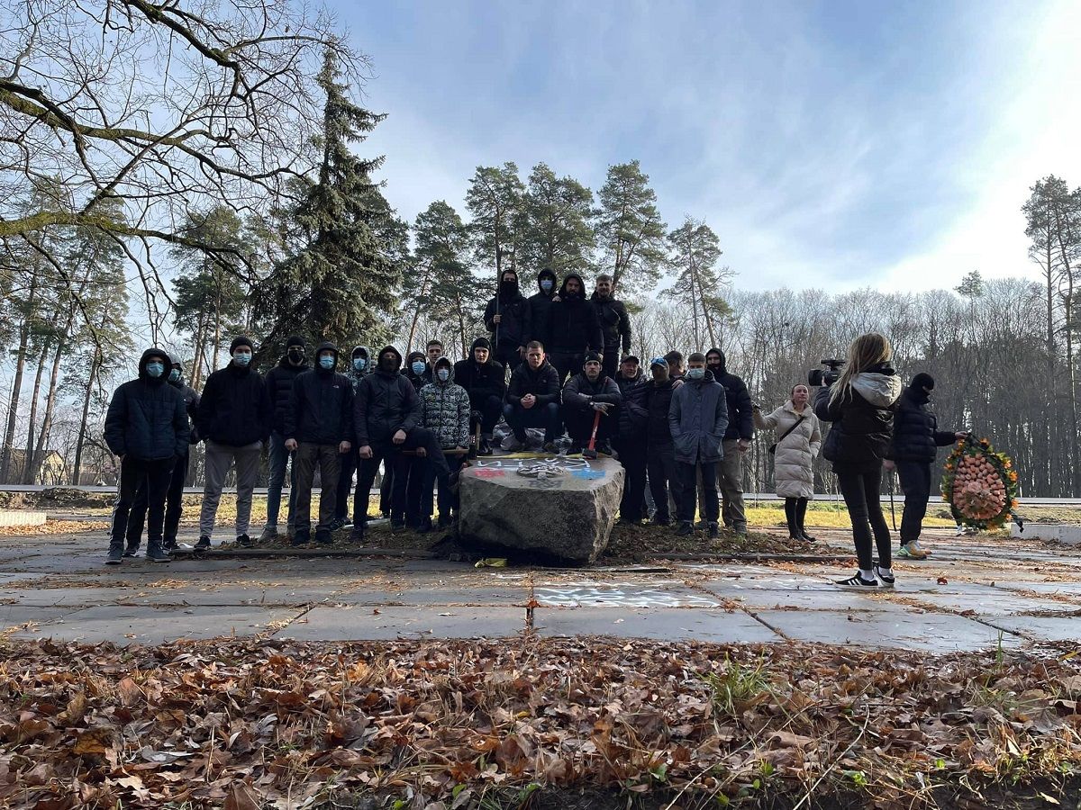 Активісти вантажівкою знесли пам’ятник чекістам на Київщині