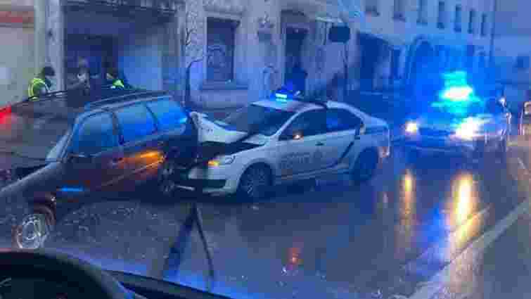 Патрульні поліцейські розбили у Львові чотири припарковані авто
