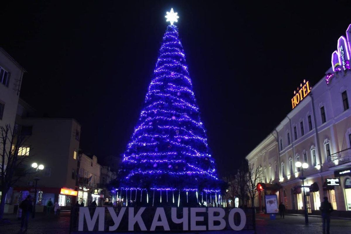 На новорічну ялинку та гірлянди у Мукачеві витратили понад мільйон гривень