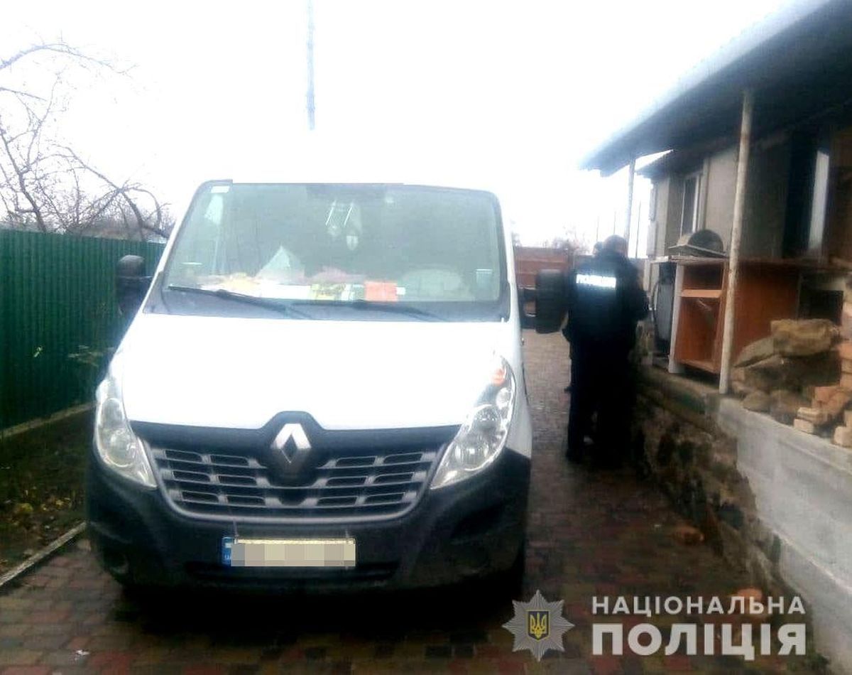 Мешканець Рівненщини заявив про крадіжку мікроавтобуса, який насправді стояв біля дому