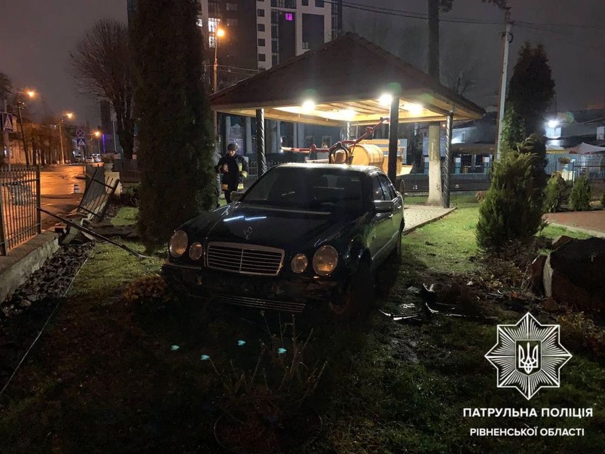 П’яний 22-річний водій протаранив огорожу управління ДСНС Рівненщини