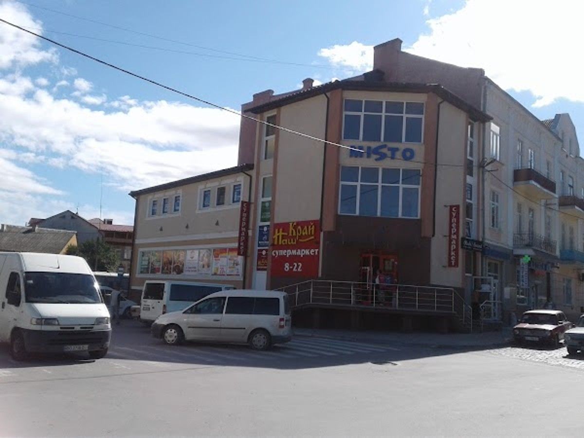 Злодій з Чорткова три дні поспіль крав у місцевому магазині коньяк і шоколадку