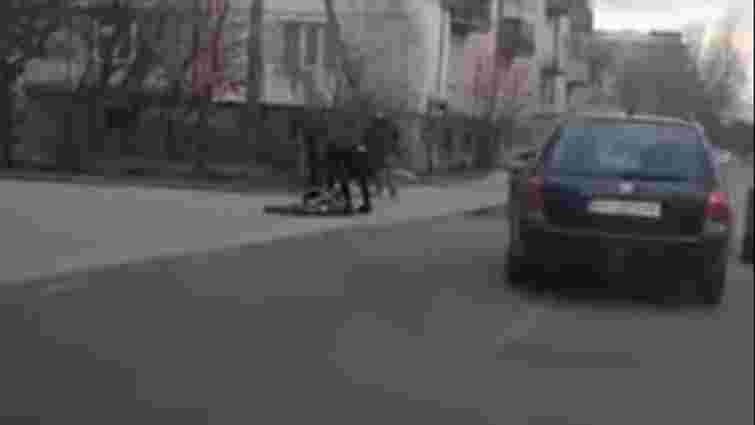 Водій мікроавтобуса побив велосипедиста прямо на вулиці у Львові Водій мікроавтобуса побив велосипедиста прямо на вулиці у Львові