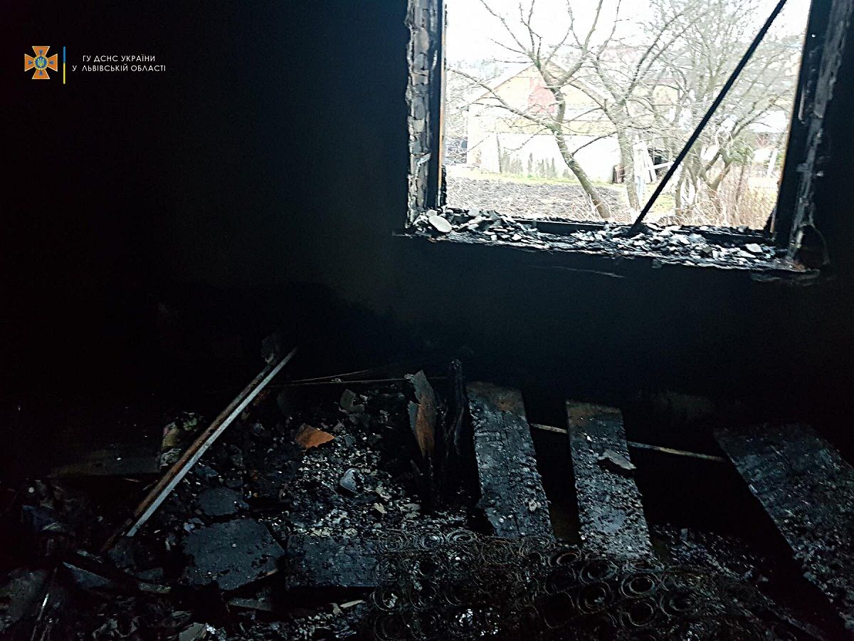У передмісті Львова 47-річний чоловік отруївся димом під час пожежі в будинку